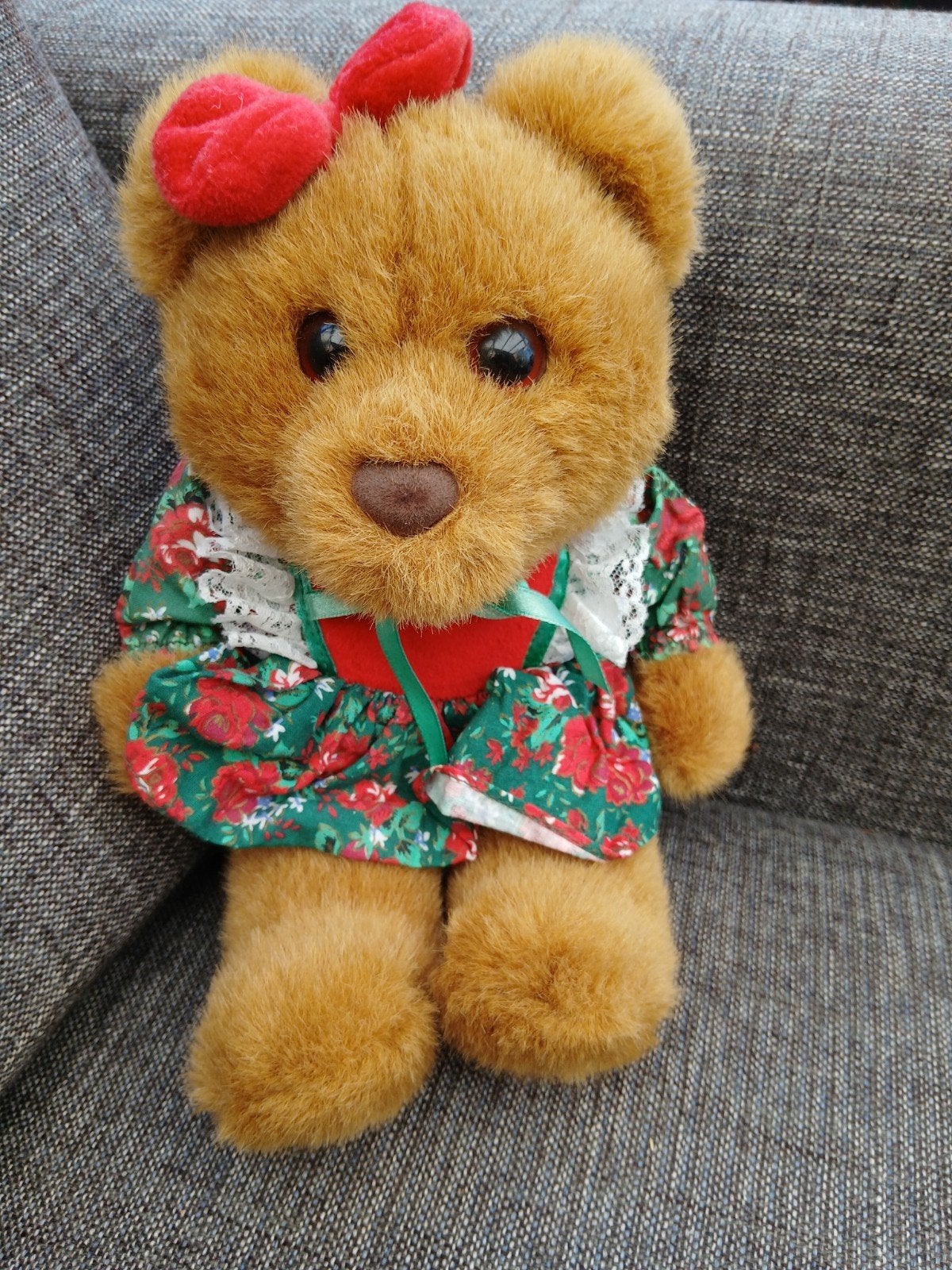 Vintage teddybeer Victory met bloemenjurk en rode strik, Ophalen of Verzenden, Gebruikt, Stoffen beer, Overige merken
