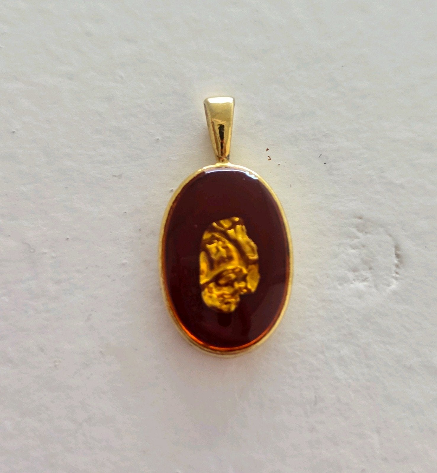 Goudkleurige kettinghanger met bladgoud (?), Ophalen of Verzenden, Rood, Overige materialen