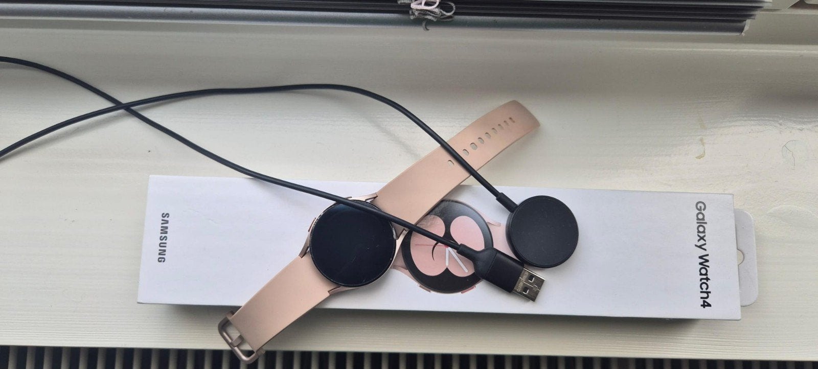 Samsung Galaxy Watch 4 - Roségoud met oplader, Ophalen of Verzenden, Zo goed als nieuw, Samsung, Roze