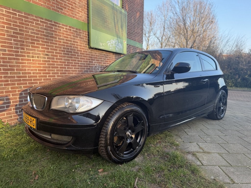 BMW 1-serie 116i*2010*Airco|Apk|Cruise|Lmv (bj 2010), Auto's, 1-Serie, Euro 5, Zwart, 4 cilinders