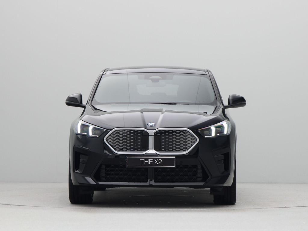 BMW iX2 eDrive20 M Sport Edition (bj 2025, automaat), Auto's, BMW, Skiluik, IX2, Met garantie (alle), Zwart