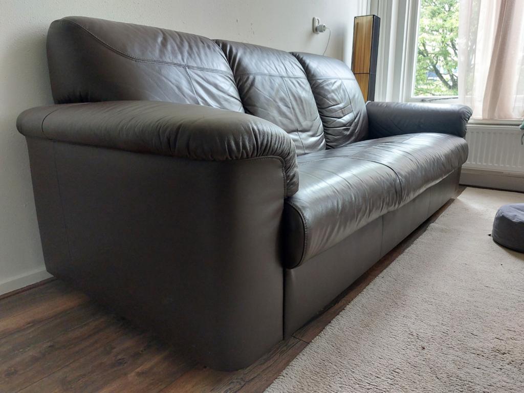 Comfortabele bruine leren 3-zitsbank met poef, Huis en Inrichting, Banken | Bankstellen, Gebruikt, Rechte bank, Driepersoons, 200 tot 250 cm
