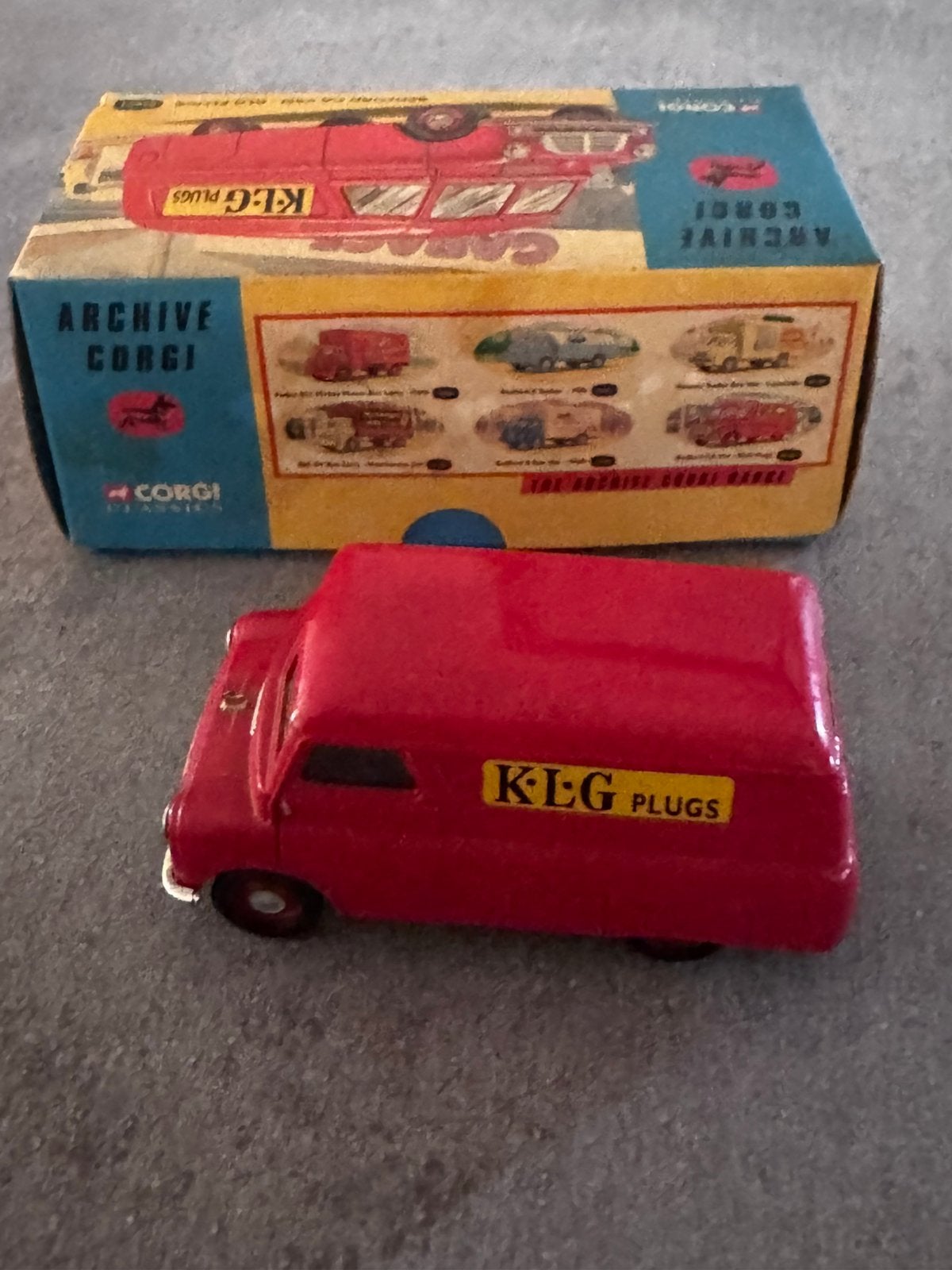 Corgi Classics Bedford CA Van KLG Plugs Limited Edition, Ophalen of Verzenden