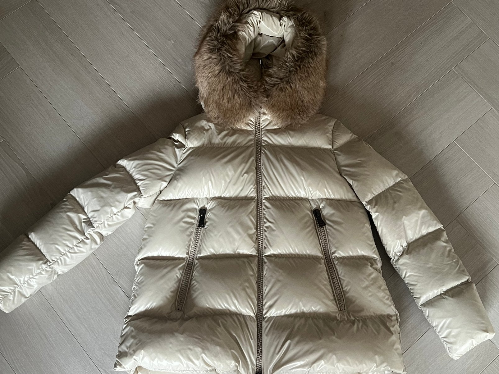 Bijna Nieuwe Dames Moncler Jas Nieuwprijs 2000,- euro/bont!, Kleding | Dames, Wintersportkleding, Ophalen of Verzenden, Zo goed als nieuw