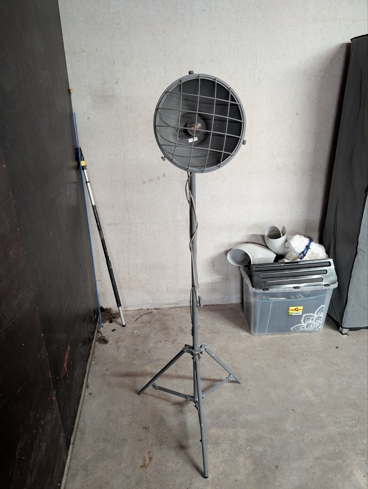 Industriële Vloerlamp met Rooster - Grijs Metaal, Huis en Inrichting, Lampen | Vloerlampen, Gebruikt, 150 tot 200 cm, Hout, Metaal