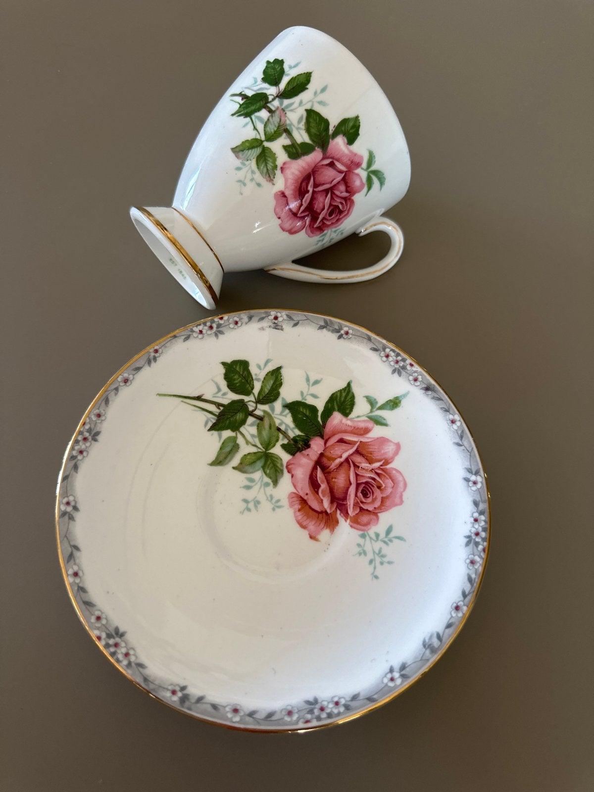 Royal Stafford 'Roses to Remember' kop en schotel, Ophalen of Verzenden