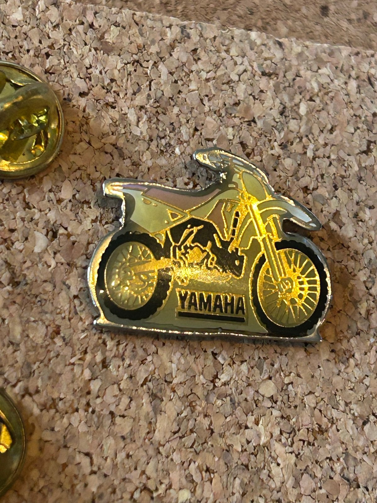 Yamaha Motorfiets Pin, Ophalen of Verzenden, Zo goed als nieuw, Transport, Speldje of Pin