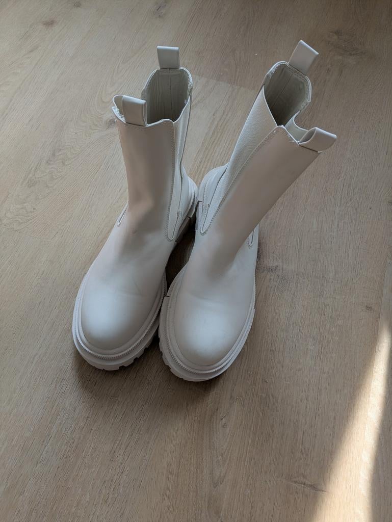 Bershka Chelsea boots met chunky zool - Crème/Wit, Wit, Lage of Enkellaarzen, Zo goed als nieuw, Bershka
