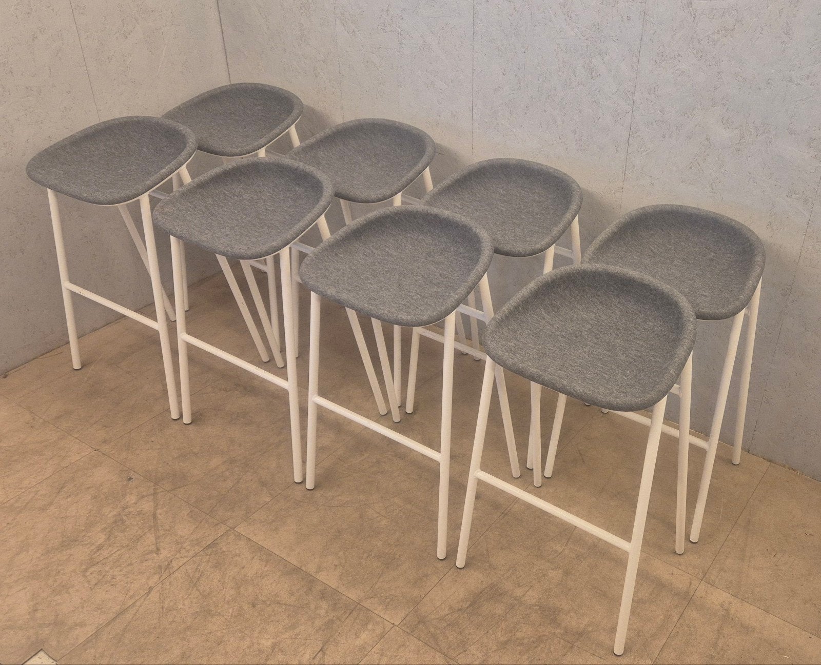 De Vorm LJ 3 PET Felt barkrukken, Ophalen, 5 krukken of meer, Met voetsteun, 60 tot 90 cm