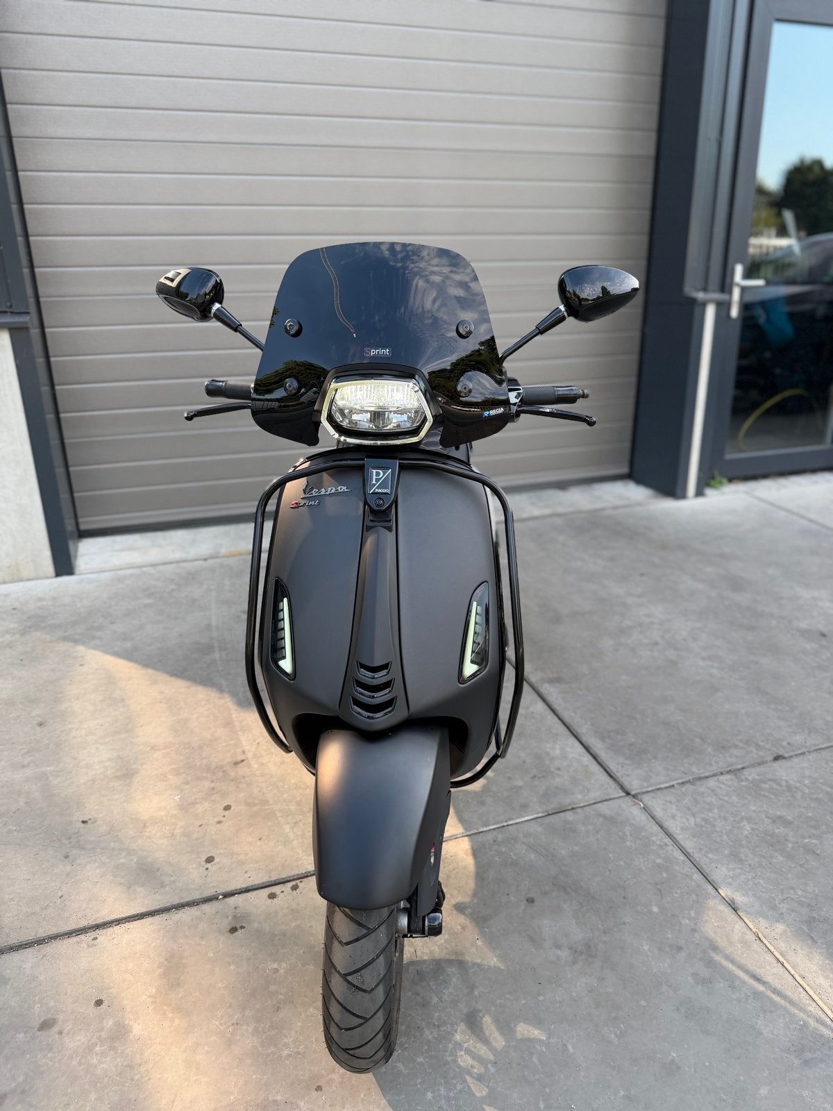 Vespa Sprint S Brom 2023 Mat Zwart - Vol Opties!, Fietsen en Brommers, Ophalen of Verzenden, Zo goed als nieuw, Maximaal 45 km/u