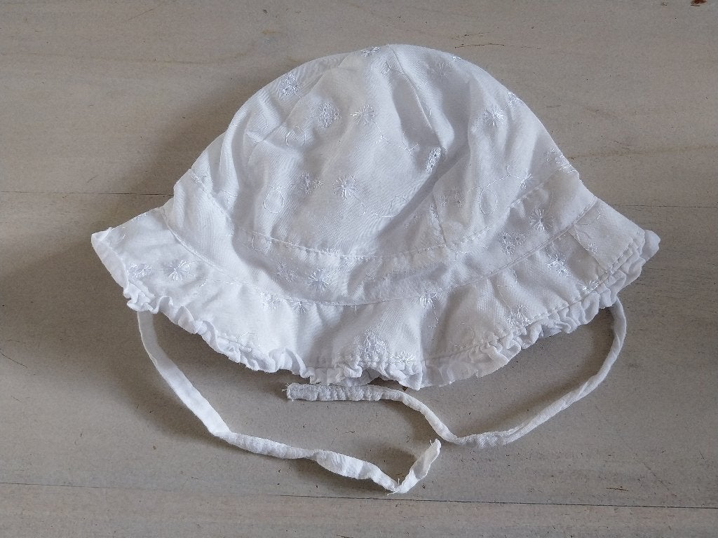 Prenatal wit zomerhoedje met kinbandje 42-44 cm, Meisje, Hoed, Ophalen of Verzenden, Zo goed als nieuw
