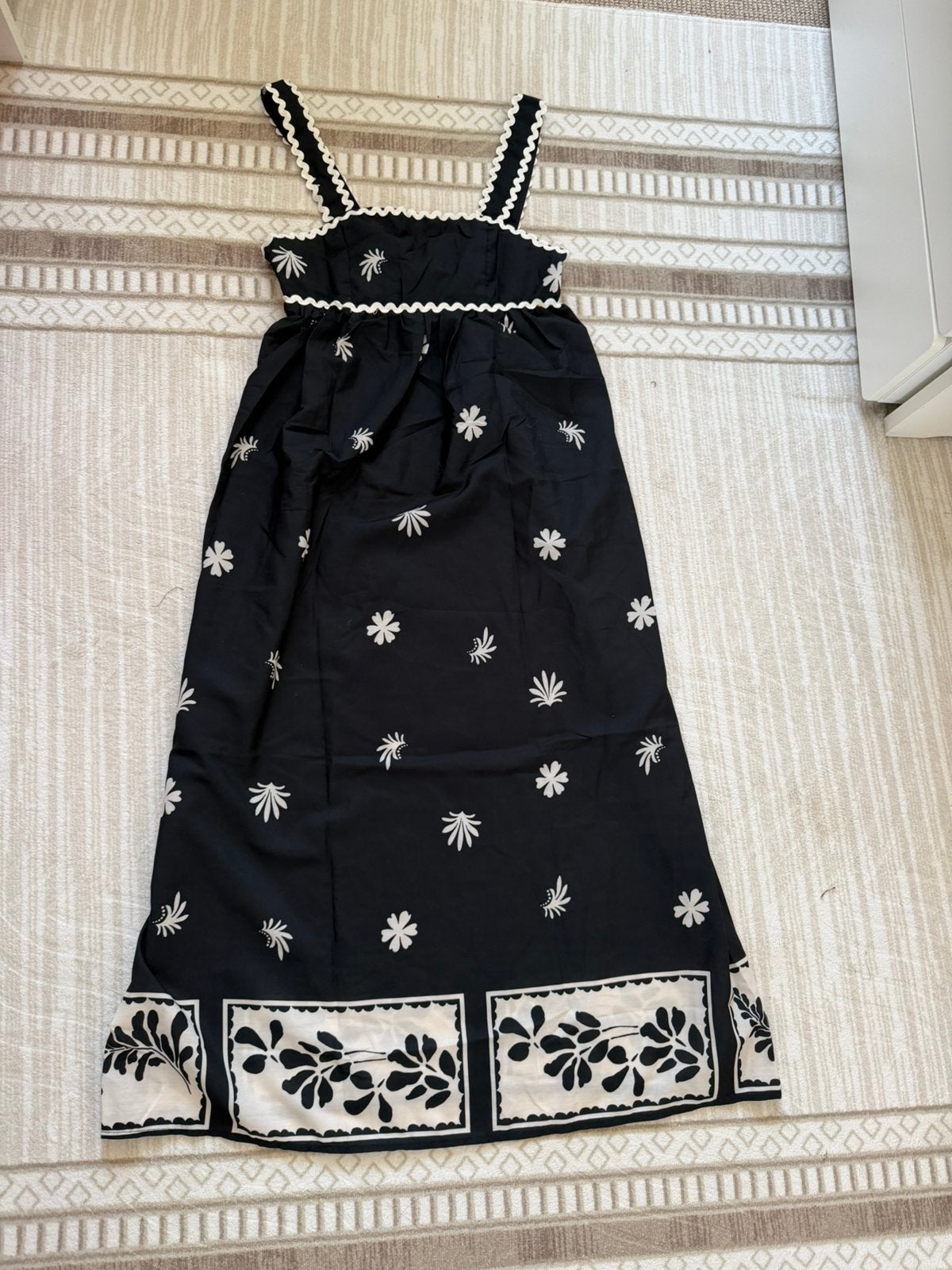 Zwarte maxi jurk met witte golvende bies & bloemen – Maat M, Maat 38/40 (M), Galajurk, Zwart, Nieuw