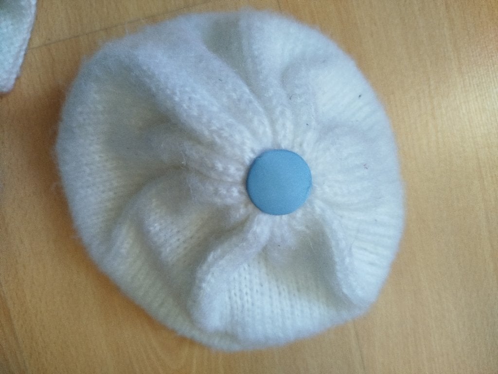 Gebreid babymutsje en slofjes wit met blauw lintje, Kinderen en Baby's, Ophalen of Verzenden, Gebruikt, Jongetje of Meisje, Muts