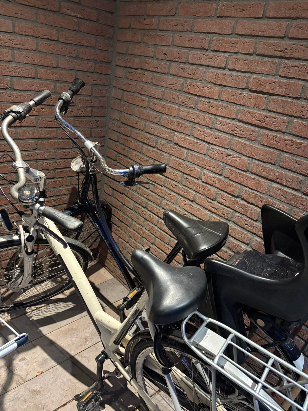 2 dames fietsen 28 inch, 55 cm of meer, Ophalen, Zo goed als nieuw, Minder dan 10 versnellingen