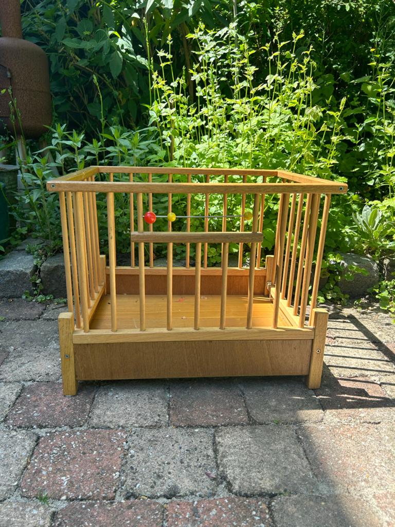 Houten poppenbox, Kinderen en Baby's, Speelgoed | Poppen, Ophalen of Verzenden, Gebruikt, Babypop