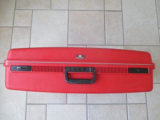 Te koop : Delsey Koffer / Kleur Rood., Gebruikt, Hard kunststof, Minder dan 50 cm, 55 cm of meer