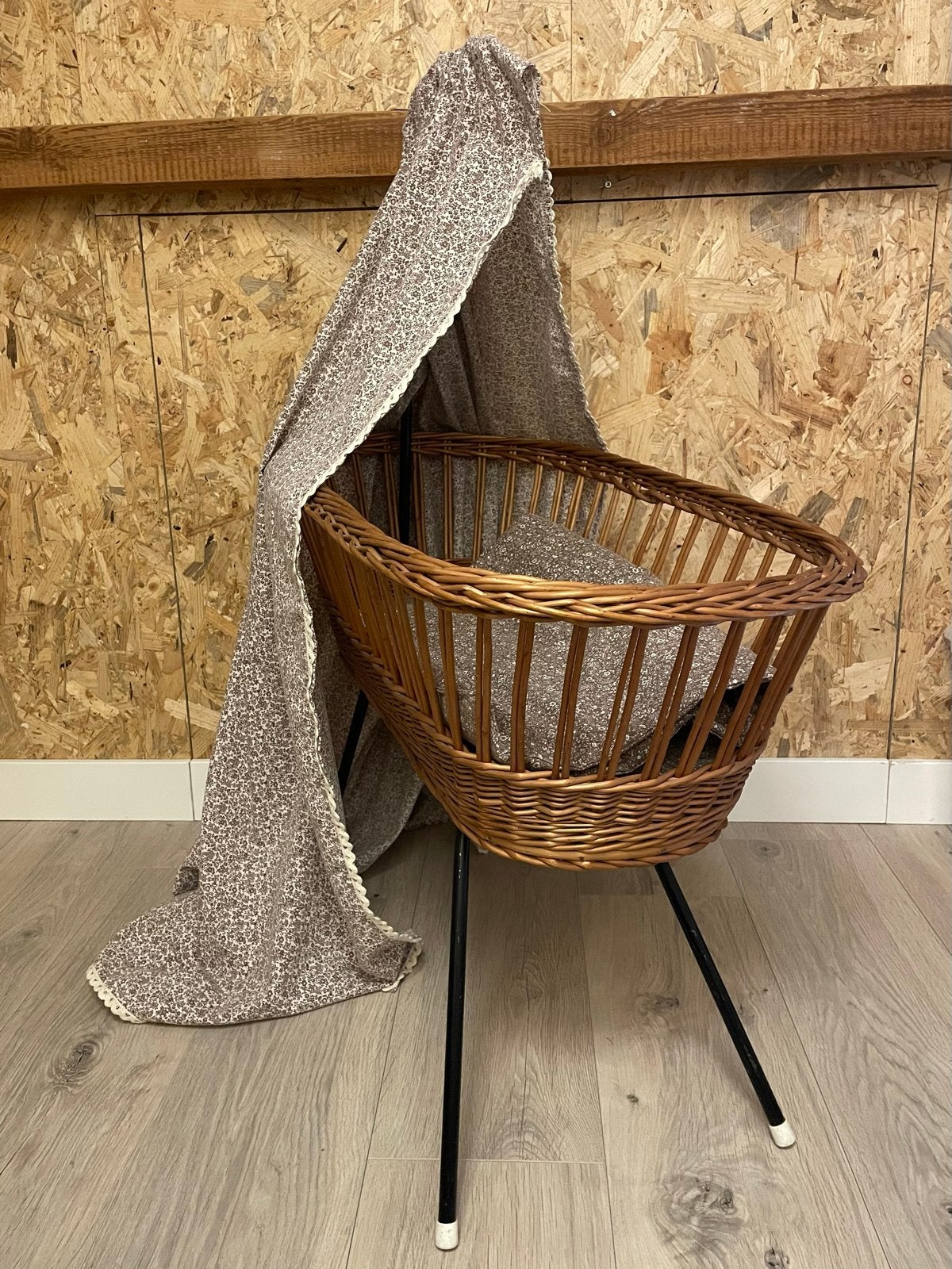 Vintage poppenwiegje met bekleding, Ophalen of Verzenden, Gebruikt, Babypop