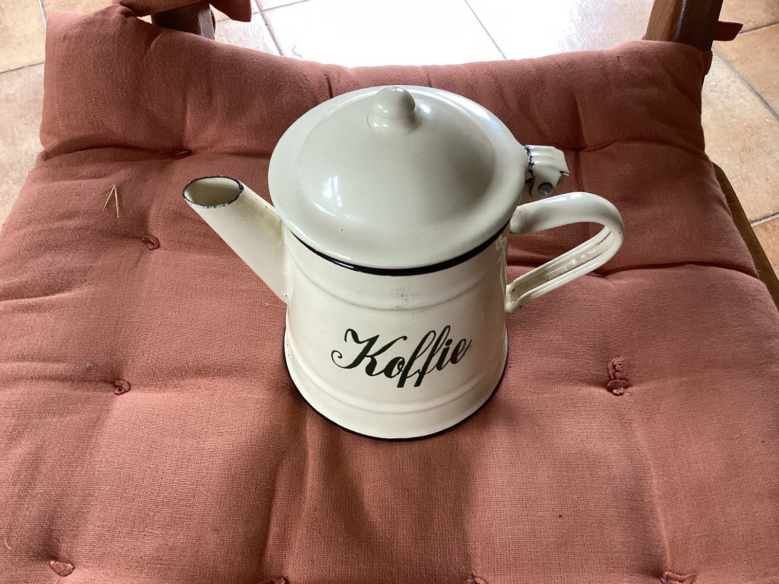 Vintage Emaille Koffiekannetje - Crème met Zwart Opschrift, Ophalen