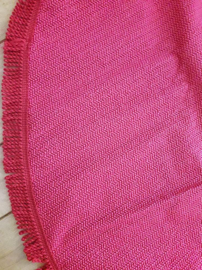 tafelkleed rond antislip , kleur rood , 130 cm , zgan, Huis en Inrichting, Tafelkleden, Ophalen of Verzenden, Zo goed als nieuw