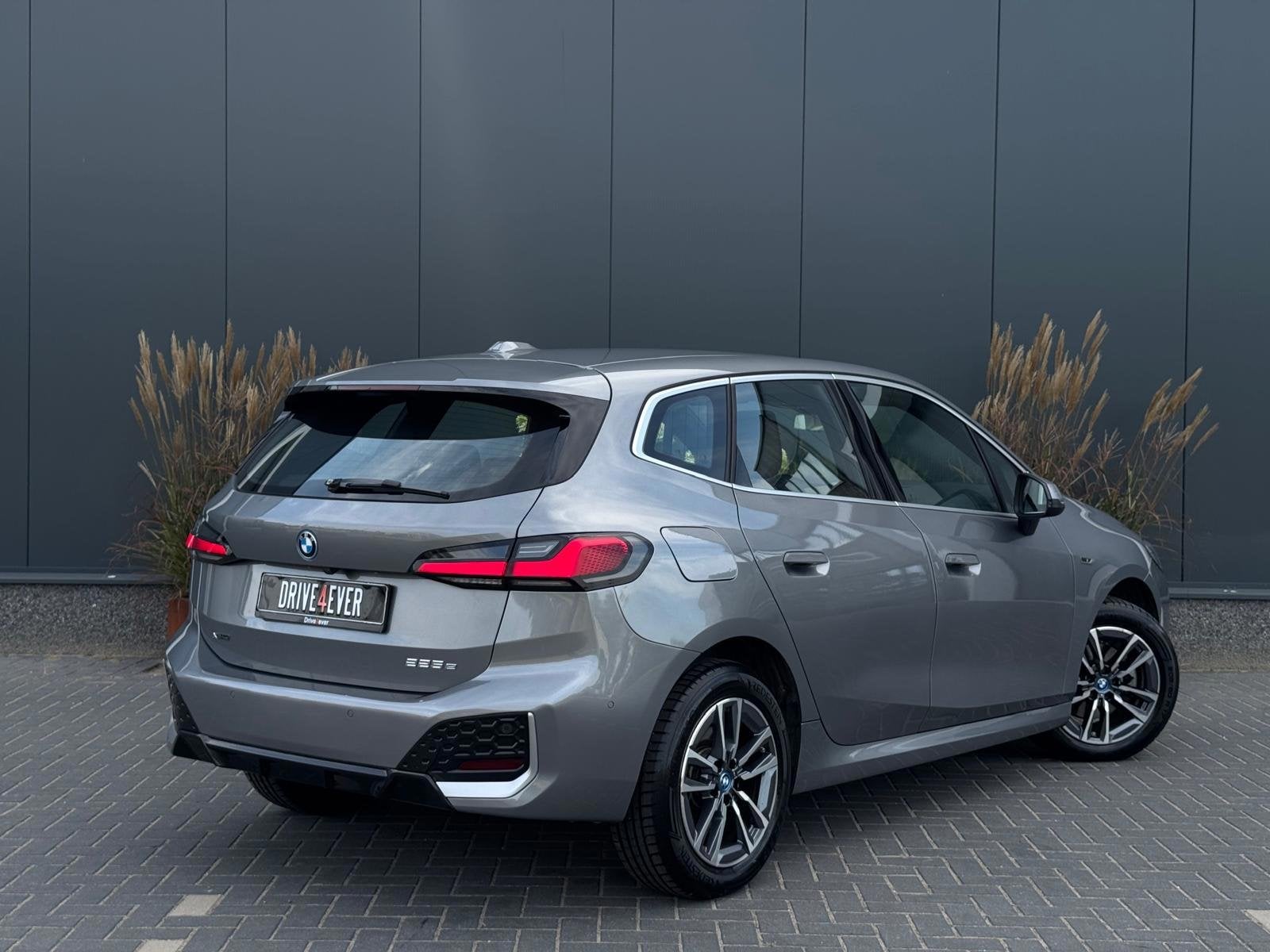 BMW 2-serie Active Tourer 225e xDrive M PACK M24 LEDER|NAVI|, Auto's, Automaat, Dealer onderhouden, Gebruikt, Zwart