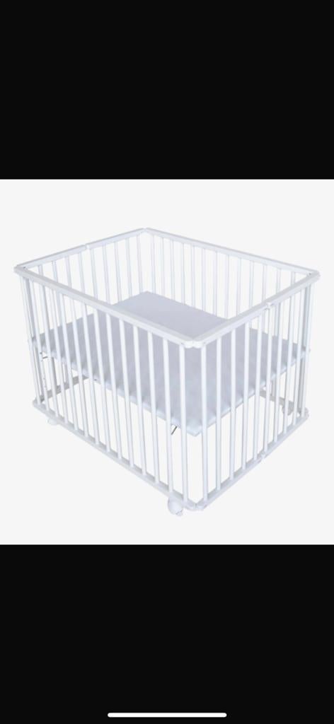 In klapbare box voor kleine ruimtes, Kinderen en Baby's, Boxen, Ophalen of Verzenden, Zo goed als nieuw, Wieltjes