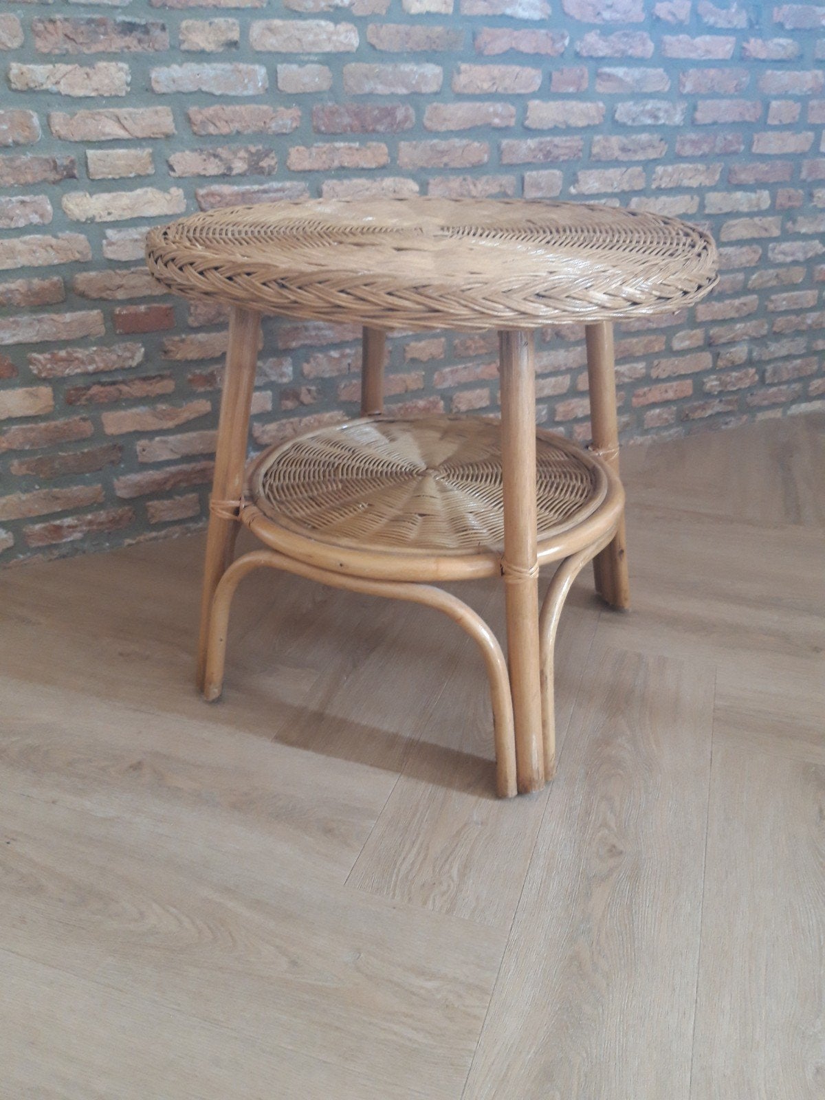 Rotan bijzettafel met twee niveaus, Huis en Inrichting, Minder dan 55 cm, Gebruikt, Rond, Ophalen of Verzenden