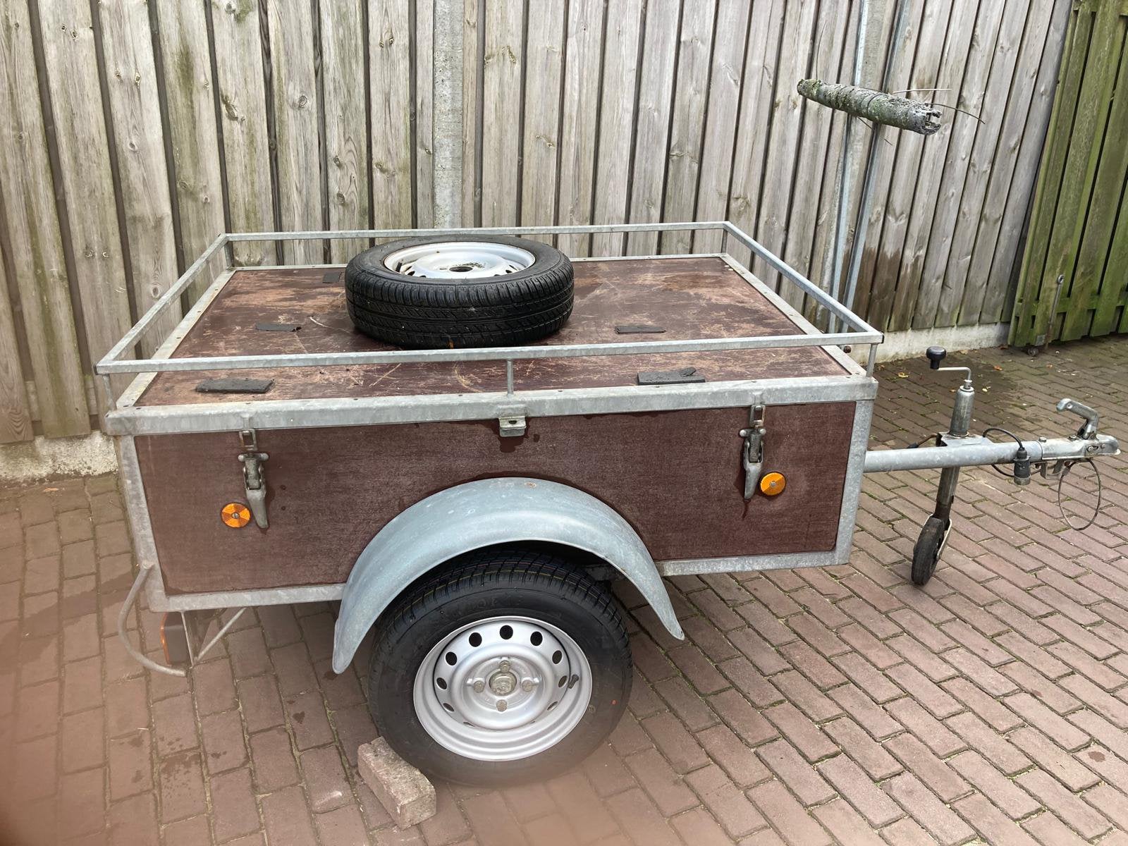 Aanhanger circa 1,5 m x 1 m - nieuwe banden met velg, Ophalen, Zo goed als nieuw