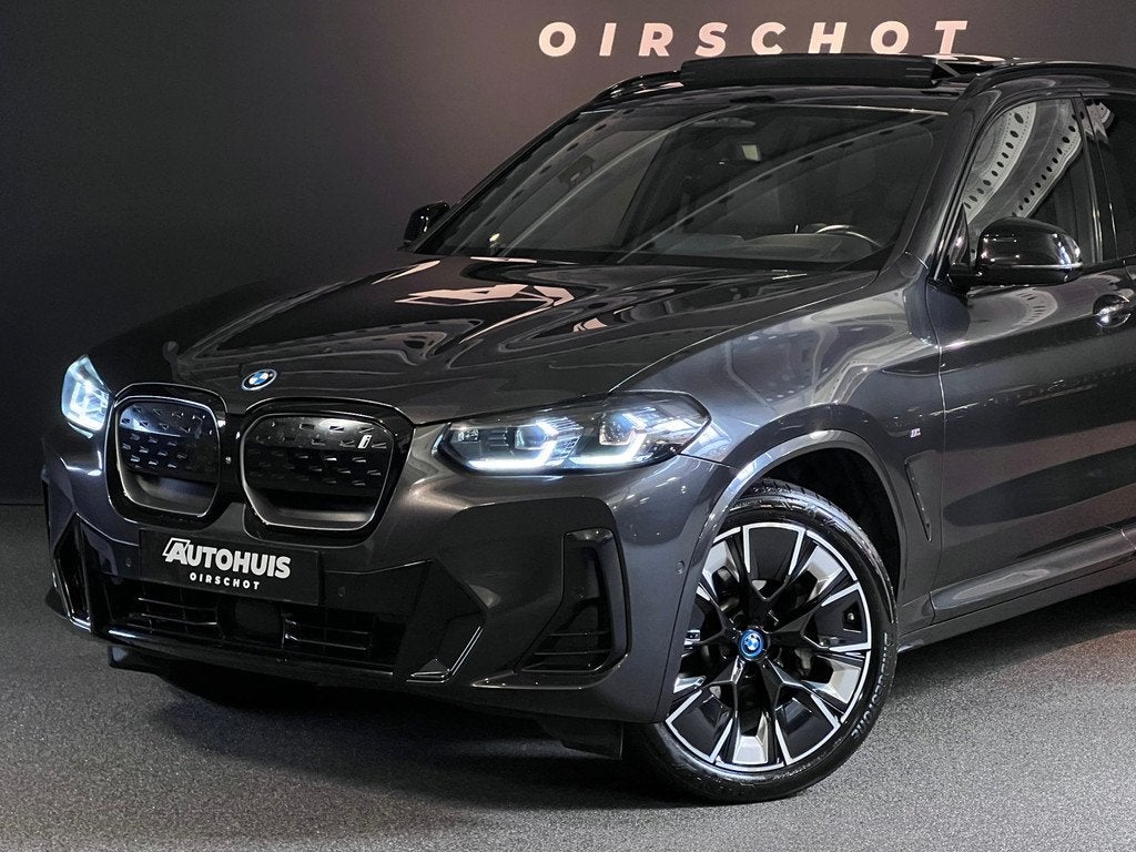 BMW IX3 High Executive 80 kWh Edition M Pano/ H&K/ Memory M, Auto's, BMW, Achterwielaandrijving, Gebruikt, Zwart, 2155 kg