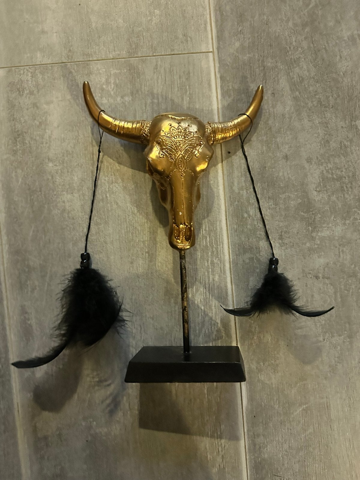 Gouden stierenkop decoratie met veren, Huis en Inrichting, Woonaccessoires | Overige, Boho, Ophalen of Verzenden, Zo goed als nieuw