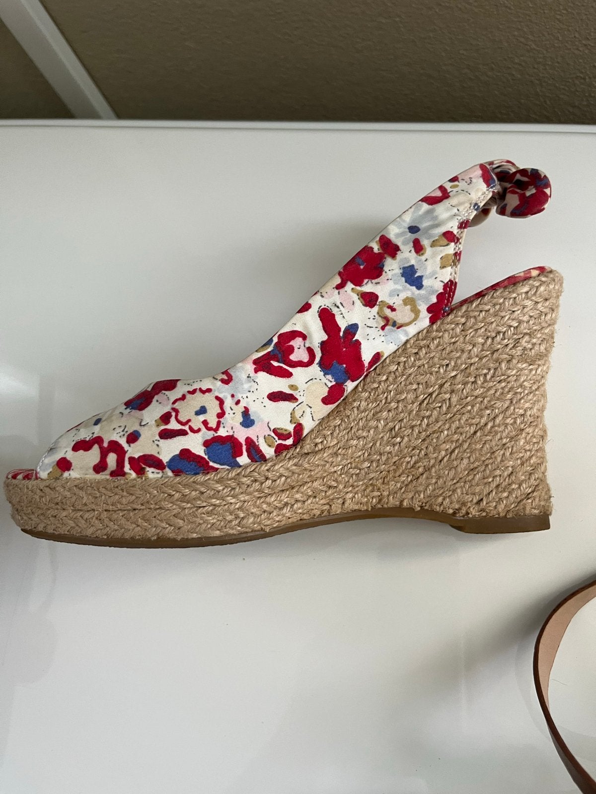 Tommy Hilfiger gebloemde sleehakken maat 37 in originele doo, Ophalen of Verzenden, Zo goed als nieuw, Overige kleuren, Sandalen of Muiltjes
