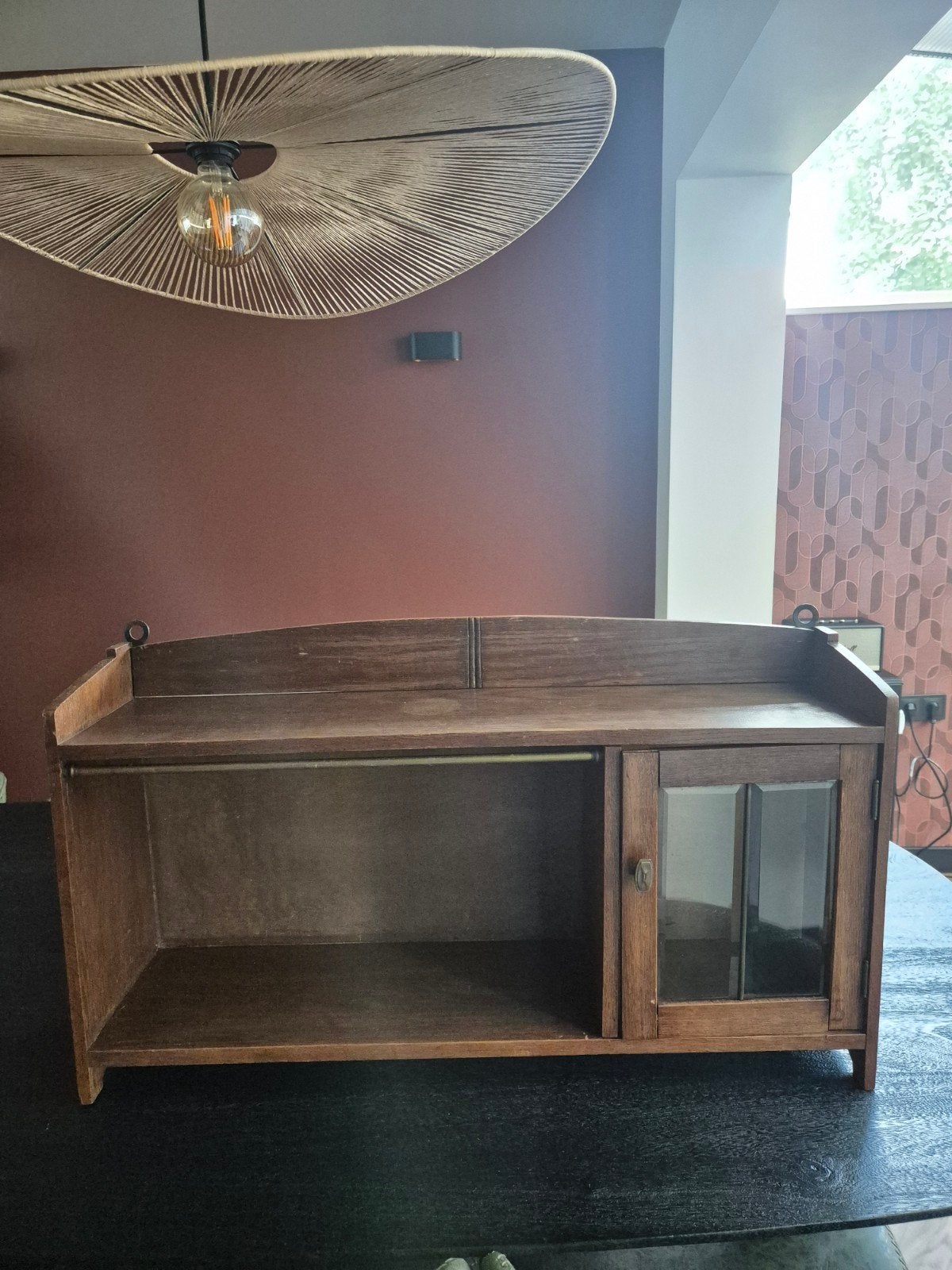Vintage houten wandkastje met glazen deur, Ophalen
