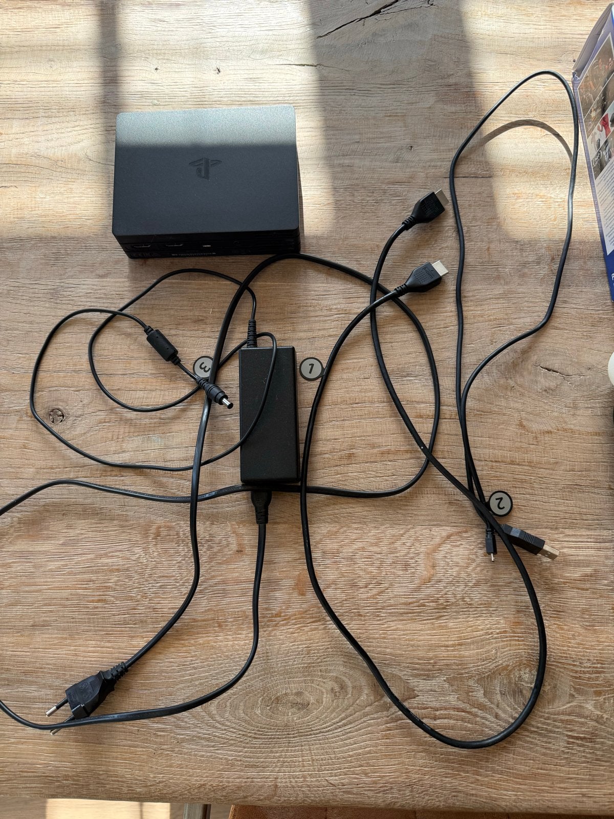 Foto 3 van PlayStation VR-set met Move Controllers en alle kabels