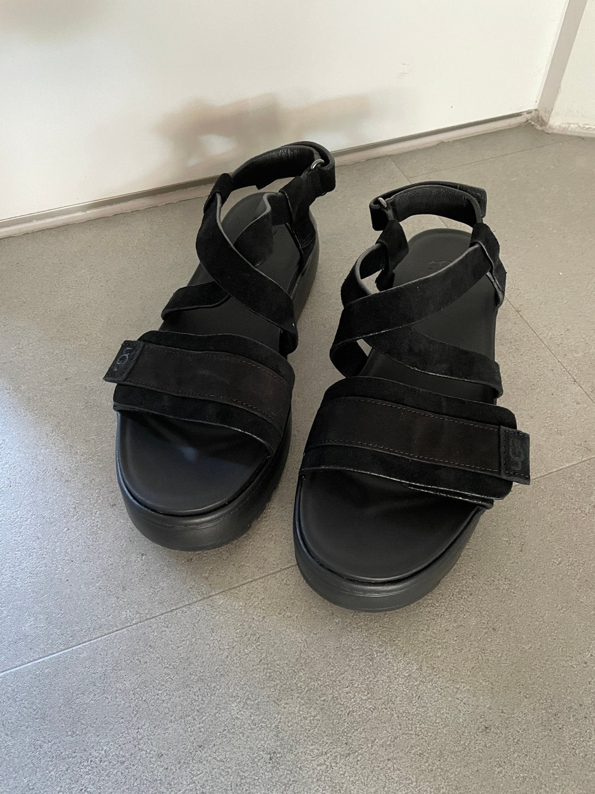 Nieuwe Ugg sandalen maat 40, Kleding | Dames, Schoenen, Zwart, Nieuw, Sandalen of Muiltjes, Ophalen of Verzenden