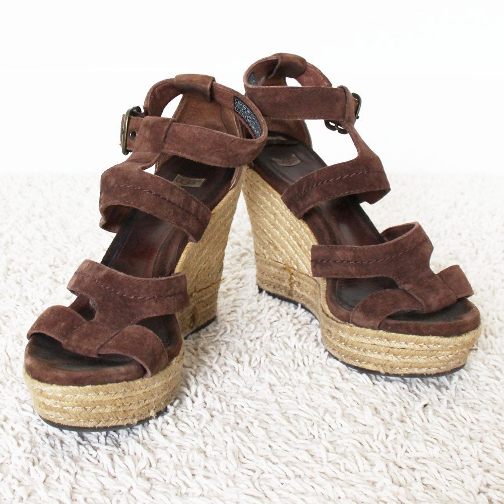 Mooie Suede Ugg Sleehak - s23 (Maat 40) € 35,-, Kleding | Dames, UGG, Bruin, Zo goed als nieuw, Sandalen of Muiltjes