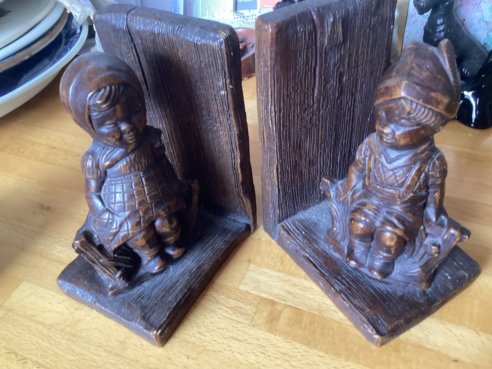 Boekensteunen Meisje Jongen hoog 15 cm, Verzamelen, Beelden en Beeldjes, Ophalen of Verzenden, Zo goed als nieuw, Mens