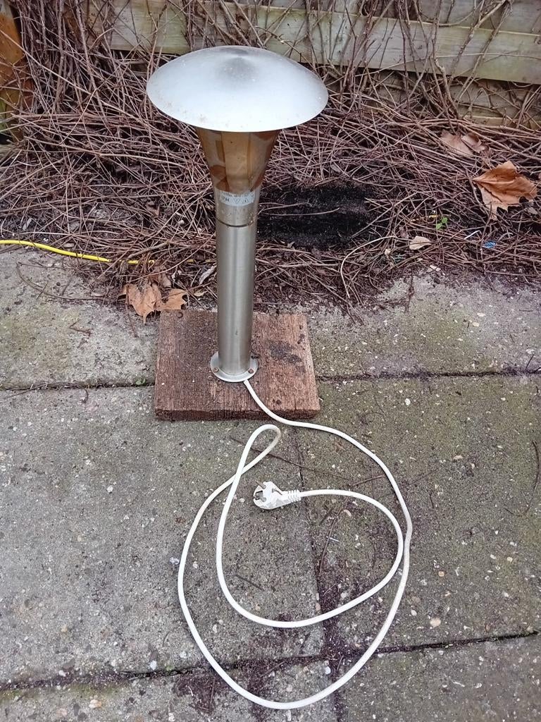 Deze staande buitenlamp is perfect om uw tuin, oprit of terr, Ophalen, Netvoeding, 50 tot 250 watt, Staande lamp