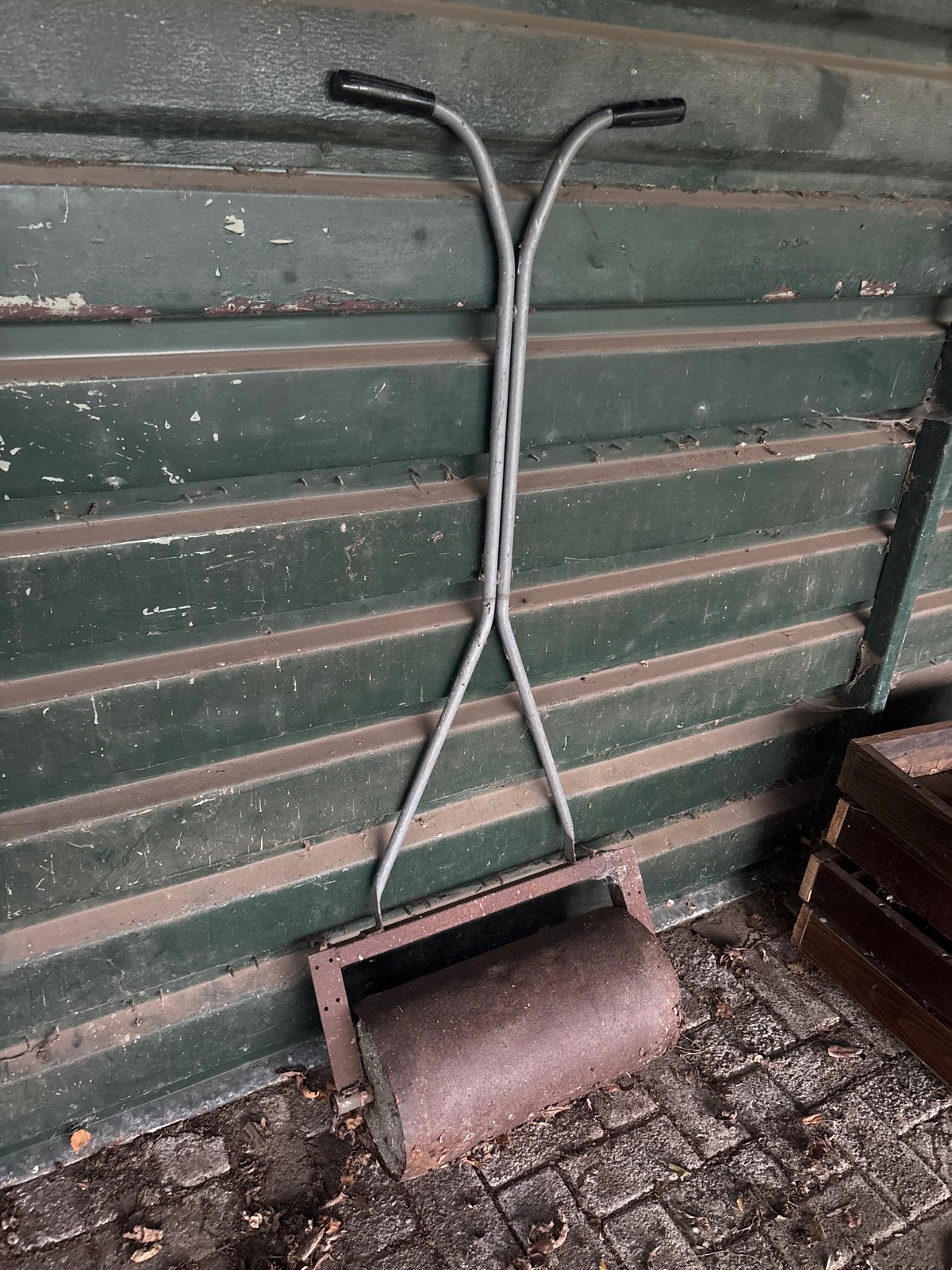 Oude tuinwals voor gazononderhoud, Ophalen, Gebruikt