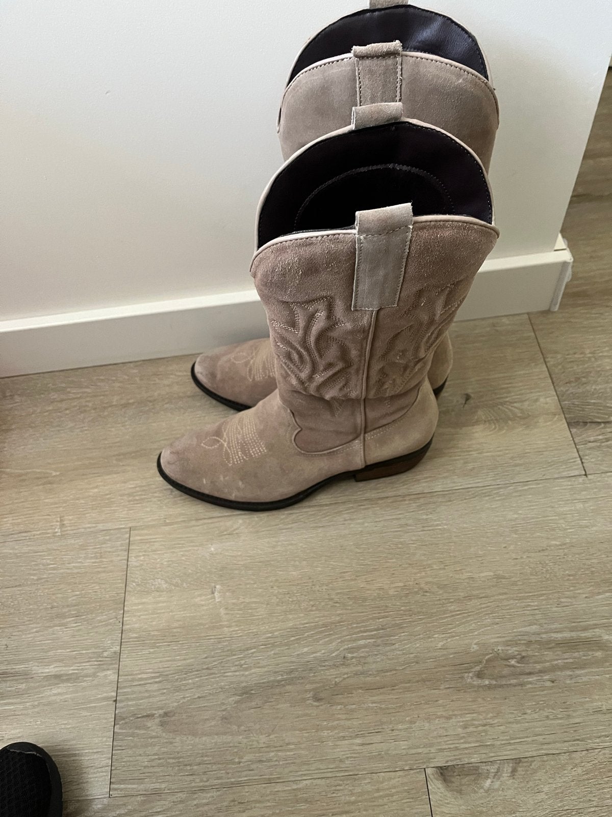 Beige suède cowboylaarzen - Zo goed als nieuw, Beige, Lage of Enkellaarzen, Ophalen of Verzenden, Zo goed als nieuw