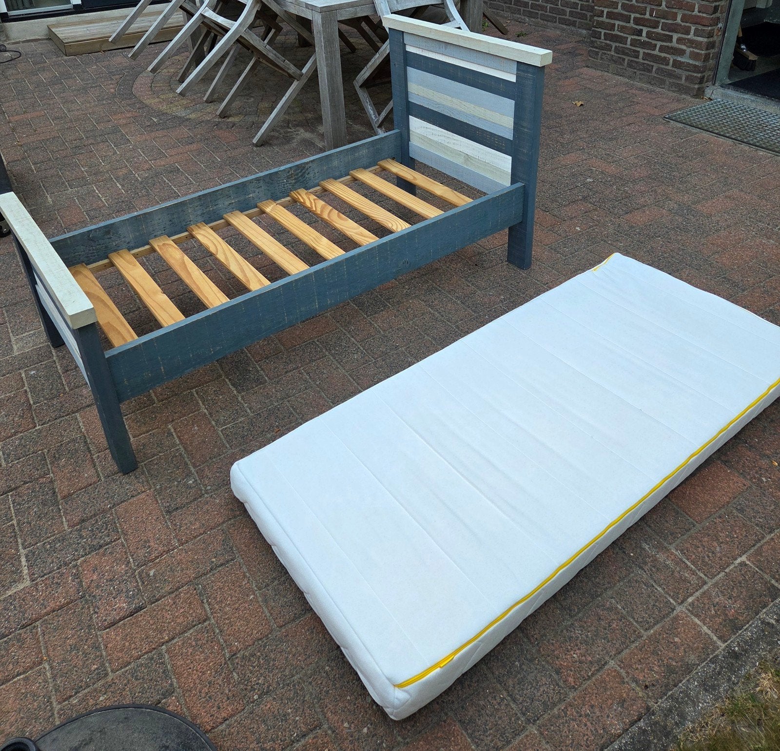 Peuterbed van steigerhout met IKEA matras, Kinderen en Baby's, Kinderkamer | Bedden, Gebruikt, 70 tot 85 cm, 140 tot 160 cm, Ophalen
