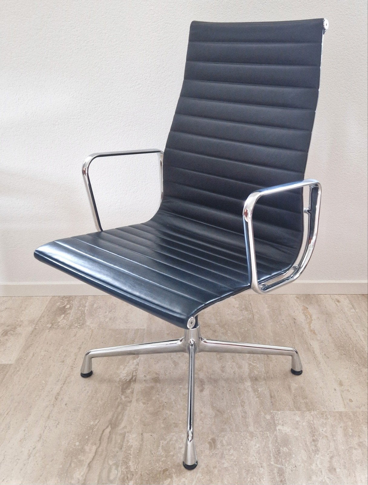 Vitra Eames Model EA 109 / EA 112 bureaustoel, zwart leder., Huis en Inrichting, Stoelen, Ophalen, Zwart, Leer, Zo goed als nieuw