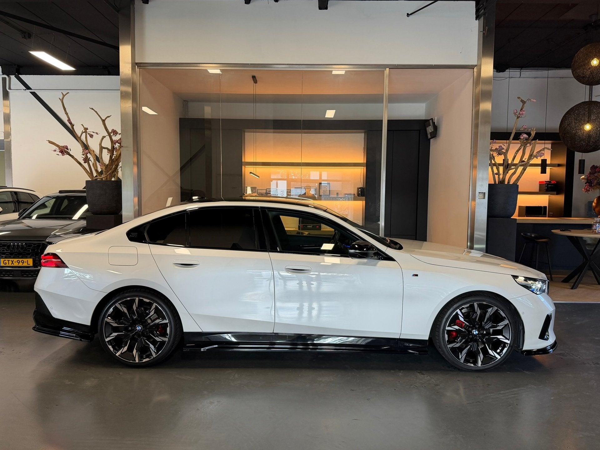 BMW 5-serie 520i M Performance Garantie uniek, Auto's, Automaat, Achterwielaandrijving, Gebruikt, Wit