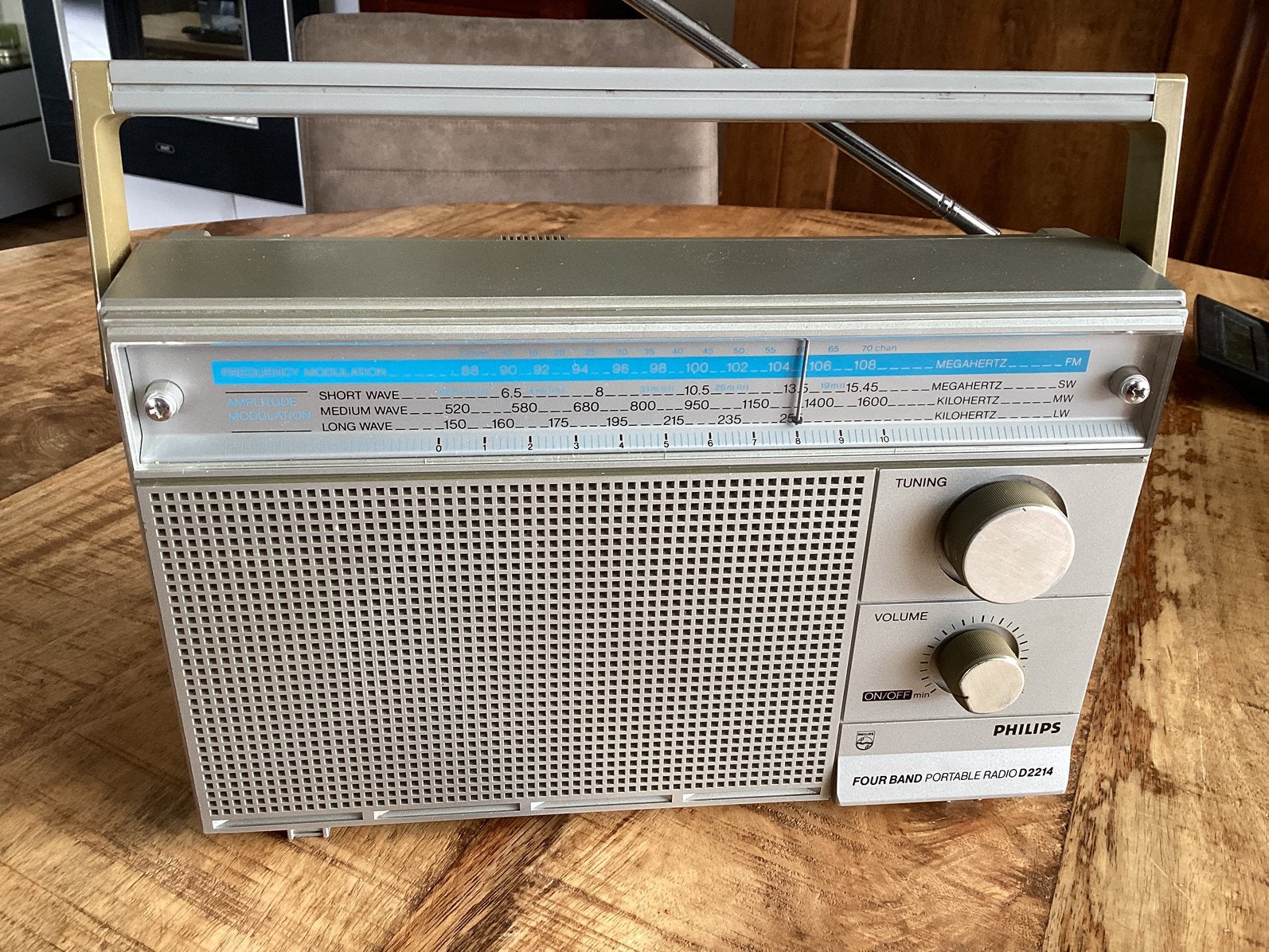 PHILIPS   FOUR  BAND    PORTABLE   RADIO   D 2214, Ophalen of Verzenden