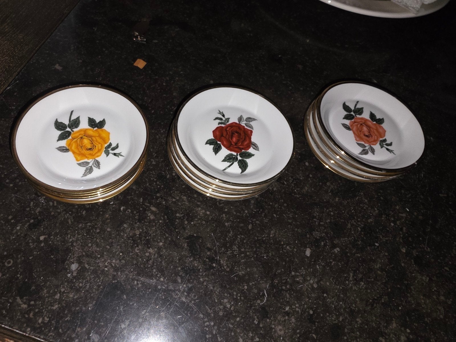 Set van 12  vintage schoteltjes met roosdecoratie, Ophalen of Verzenden