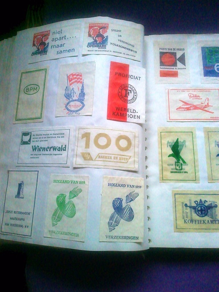 VERZAMELING SUIKERZAKJES JAREN 50. IN MAP OP SERIE, Ophalen of Verzenden