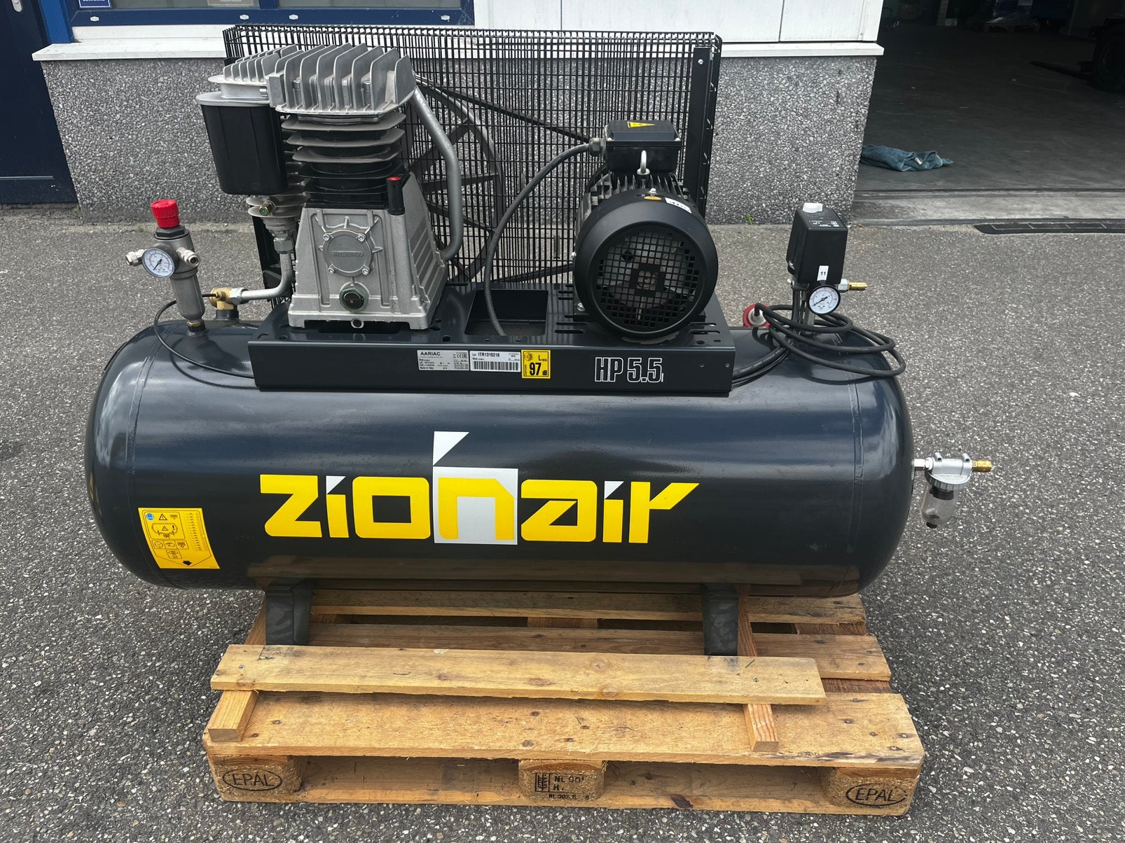 Compressor Zionair 270ltr bwjaar 2018, 100 liter of meer, Ophalen of Verzenden, Zo goed als nieuw, 10 bar of meer