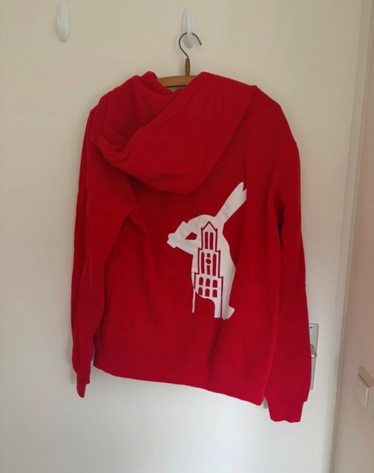 Rode hoodie met konijn en Domtoren print, Ophalen of Verzenden, Zo goed als nieuw, Maat 38/40 (M), Rood