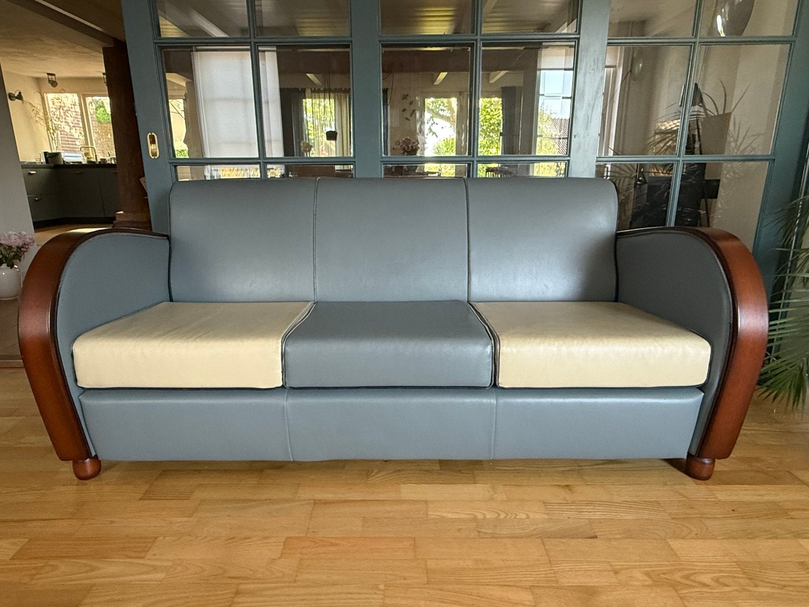 Stijlvolle driezitsbank van leer en hout, Huis en Inrichting, Banken | Bankstellen, Ophalen, Overige materialen, Gebruikt, 150 tot 200 cm