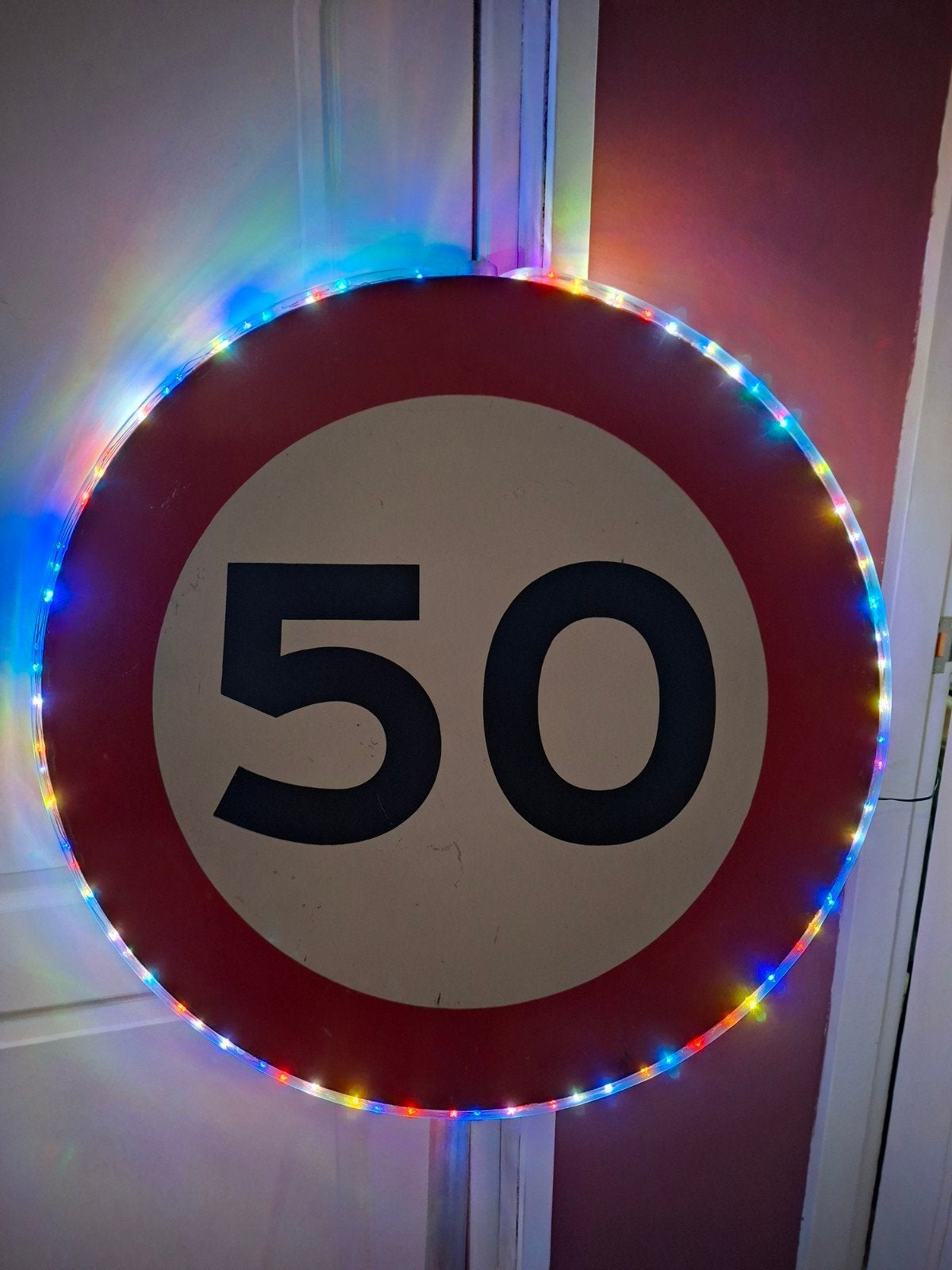 te huur: 50 jaar, Sarah/Abraham verkeersbord met ledlicht, Ophalen, Abraham of Sarah