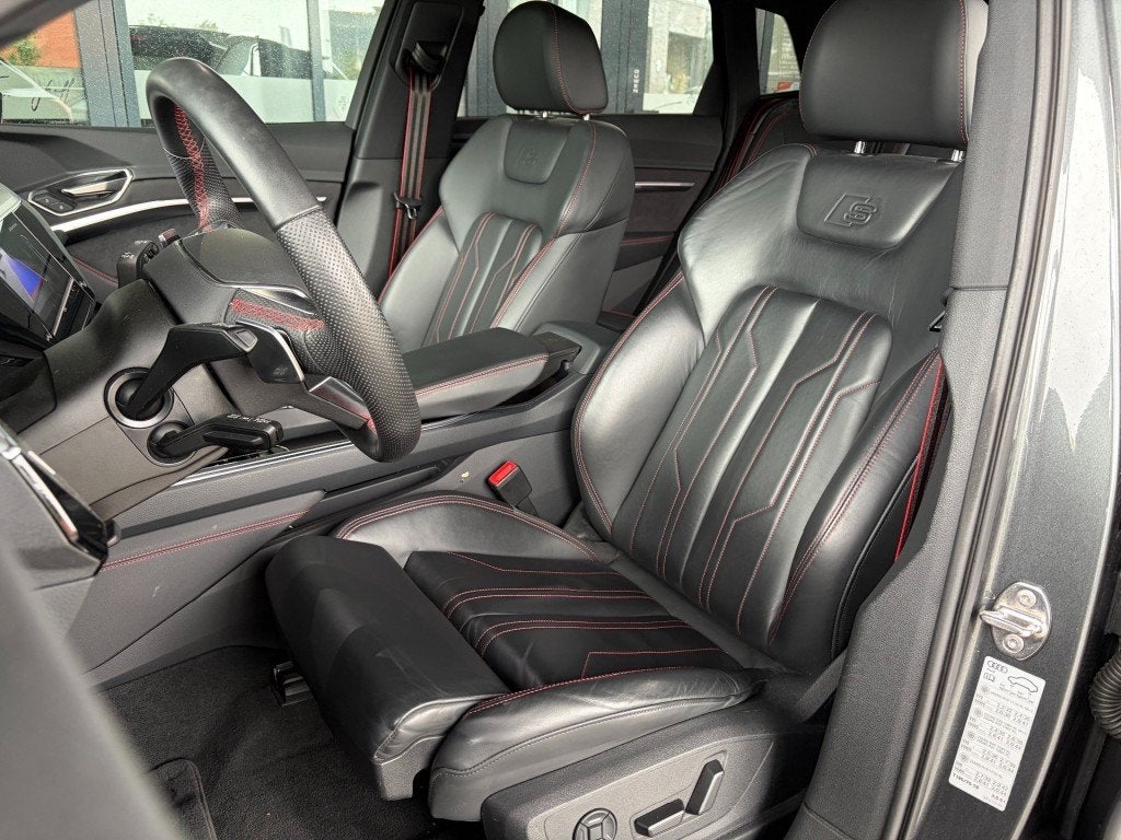 Audi Q8 E-TRON 50 QUATTRO S 95 KWH - S-LINE - PANO - TREKH., Auto's, Automaat, 131 €/maand, Overige modellen, 95 kWh
