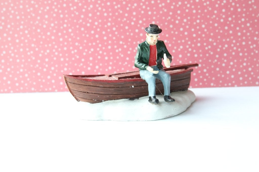 Roeiboot met man voor in een kerstdorp. Lemax?, Ophalen of Verzenden, Gebruikt